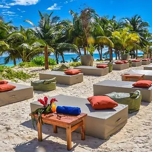 Mia Beachfront - Ocean View And Club Otel